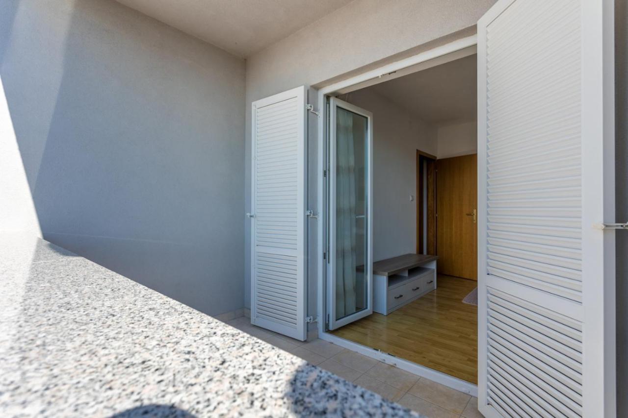 Apartment Demo Малинска Экстерьер фото